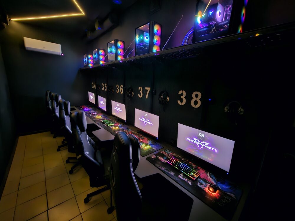 Зона VIP с игровыми компьютерами RESPAWN